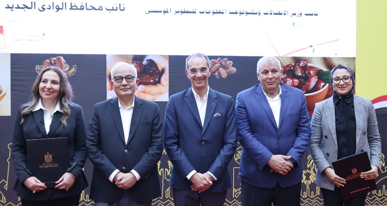وزير الاتصالات يفتتح مركز إبداع مصر الرقمية بمدينة الخارجة