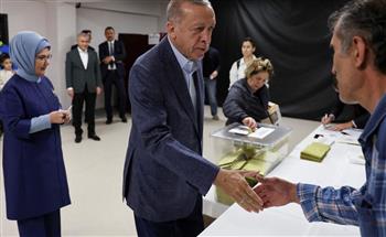   أردوغان وقرينته يدليان بصوتهما في جولة الإعادة