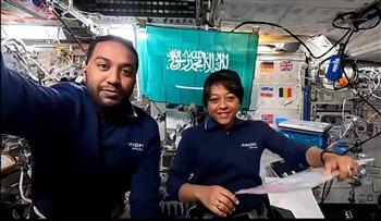   رائدا فضاء سعوديان يجريان تجربة «الطائرة الورقية الفضائية» مع طلاب المدارس بالمملكة