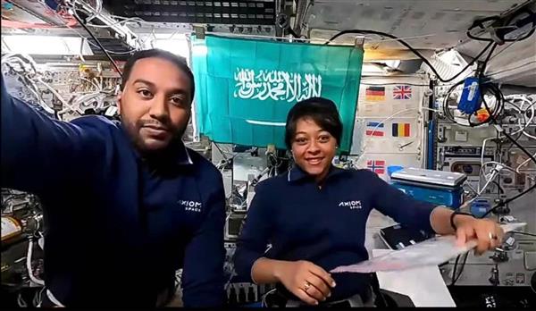 رائدا فضاء سعوديان يجريان تجربة «الطائرة الورقية الفضائية» مع طلاب المدارس بالمملكة