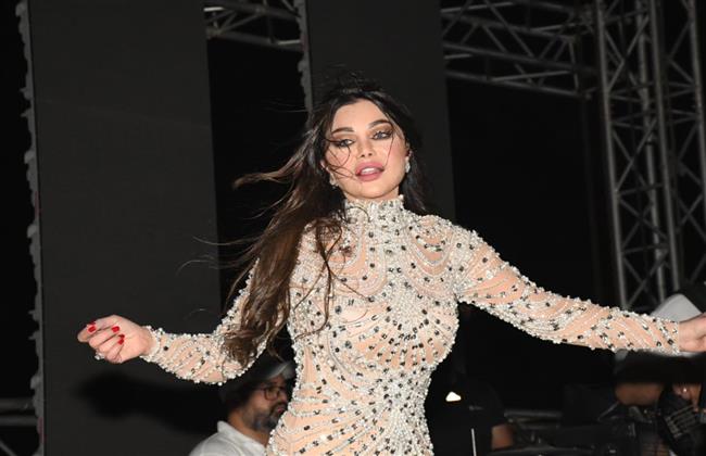المصريون يبحثون عن هيفاء وهبي بعد حفل "ممشى أهل مصر"