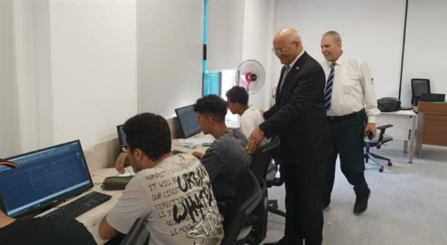 رئيس جامعة بنها يواصل جولاته لتفقد سير الامتحانات بالجامعة الأهلية بالعبور