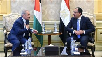 مدبولي يستقبل رئيس الوزراء الفلسطيني في مطار القاهرة