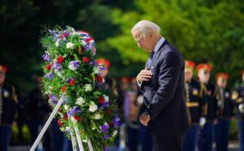 الرئيس الأمريكي يضع إكليلاً من الزهور على قبر الجندي المجهول لإحياء «يوم الذكرى»