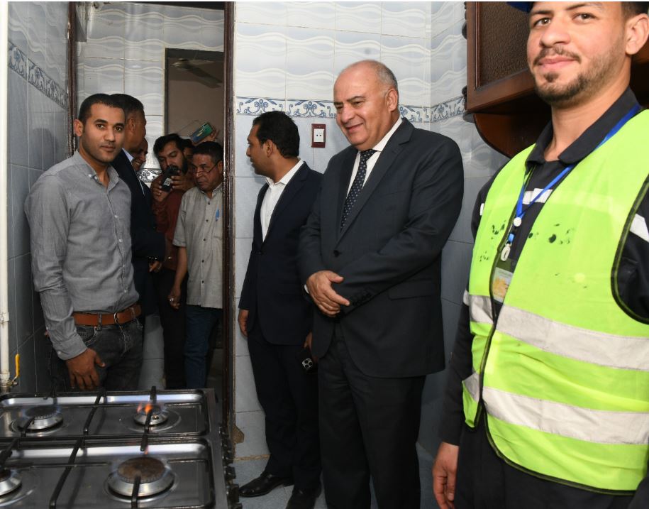 ضمن«حياة كريمة».. محافظ قنا يطلق أول شعلة غاز بمنزل أحد المواطنين بقرية العسيرات 