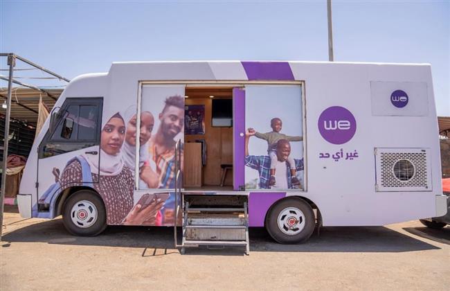 «WE» توفر وحدات متنقلة بموقف كركر بأسوان لخدمة الوافدين من السودان