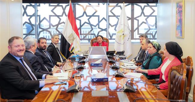 وزيرة البيئة تبحث مشروع خدمات لإدارة مخلفات السفن بقناة السويس