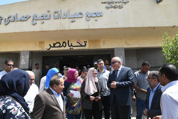 «الداودي» يتابع انتظام العمل بمجمع عيادات التأمين الصحى بنجع حمادى شمال قنا
