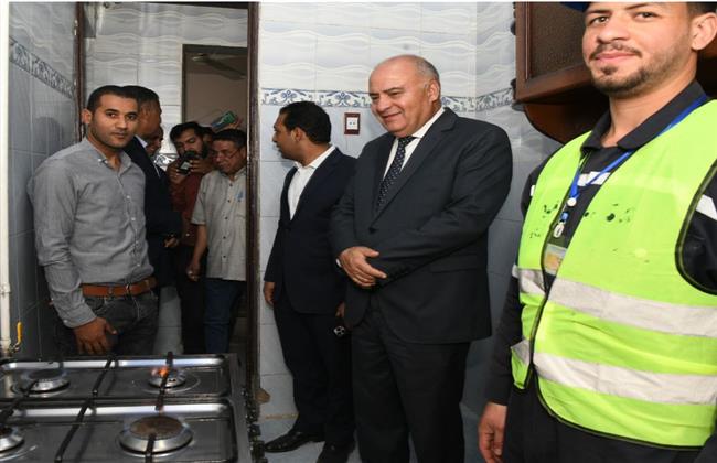 ضمن«حياة كريمة».. محافظ قنا يطلق أول شعلة غاز بمنزل أحد المواطنين بقرية العسيرات 