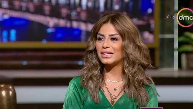 بتحرقني بالشمعة.. منة فضالي تهدد والدتها على الهواء (فيديو)