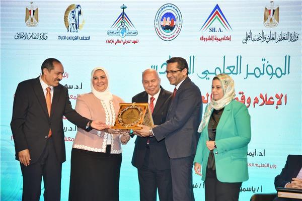 وزيرة التضامن الاجتماعي تكرم نقيب الصحفيين