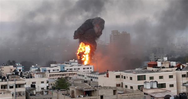 استشهاد فلسطيني وإصابة خمسة آخرين جراء غارات الاحتلال الإسرائيلي على قطاع غزة
