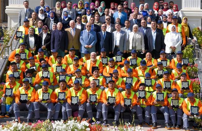 محافظ الإسكندرية يهنىء عمال مصر ويكرم 50 عامل نظافة    