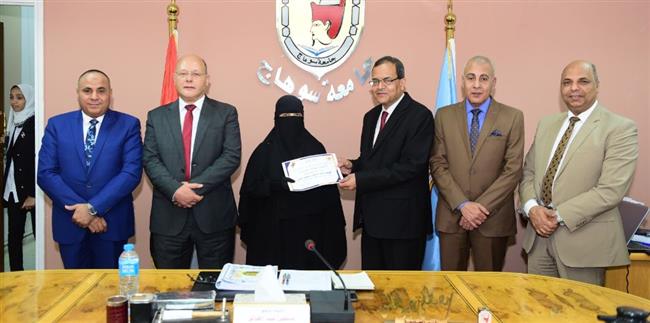 رئيس جامعة سوهاج يكرم الفريق الفائز بالمركز الأول في مسابقة الابتكارات العلمية والهندسية