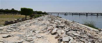   محافظ قنا يضع حجر أساس مشروع تطوير كورنيش النيل 