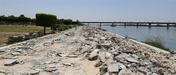 محافظ قنا يضع حجر أساس مشروع تطوير كورنيش النيل
