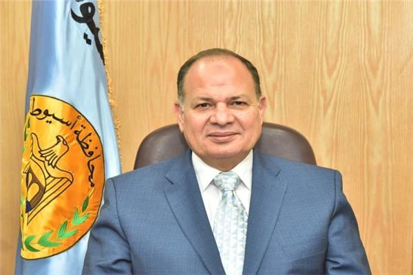 محافظ أسيوط: رفع وإزالة الحواجز الحديدية وتعديات المحلات على حرم الطريق بحي شرق