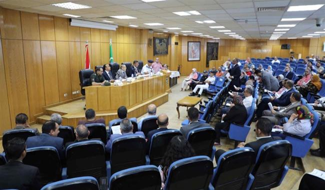 بعد تعافيه من المرض.. محافظ المنيا يترأس أول مجلس تنفيذي للمحافظة
