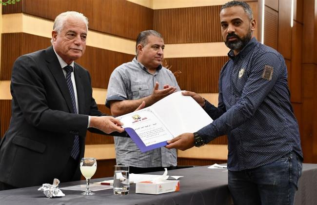 محافظ جنوب سيناء يكرم موظفا أعاد نصف مليون جنيه تمت إضافتهم لحسابه بالخطأ