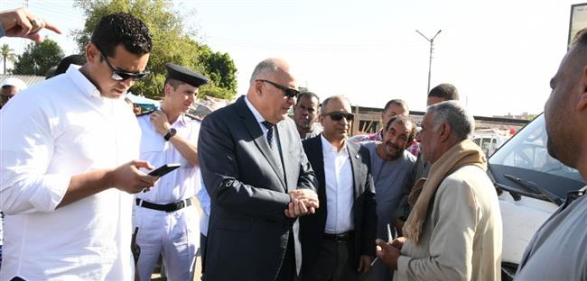 محافظ قنا يتفقد مجمع المواقف للتأكد من إلتزام السائقين بالتعريفة الجديدة 