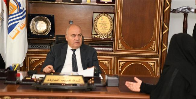 «الداودي» يستقبل عدد من المواطنين بمكتبه لبحث شكواهم بقنا