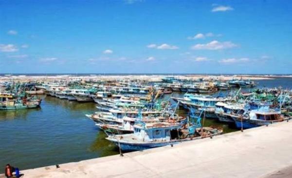 توقف رحلات الصيد وإغلاق ميناء الصيد ببرج البرلس في كفر الشيخ لسرعة الرياح