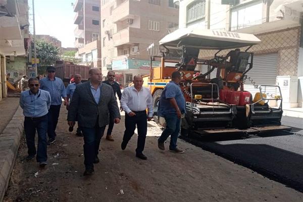 نائب محافظ الجيزة يتابع أعمال الرصف بشارع ذكري أدريس بمدينة الحوامدية