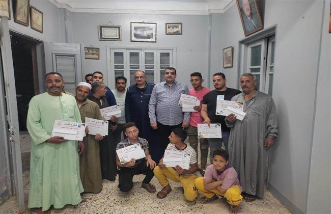 نائب «مستقبل وطن» يُكرم عمال النظافة بمنشأة القناطر 