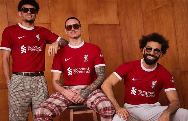 صلاح يقدم قميص ليفربول الجديد بنكهة السبعينيات