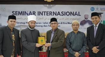   «أصول الدين» بجامعة الرانيري في إندونيسيا تمنح أسامة الأزهري درعا وشهادة تقدير
