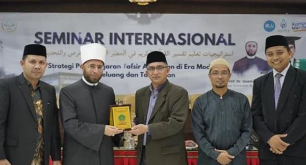 «أصول الدين» بجامعة الرانيري في إندونيسيا تمنح أسامة الأزهري درعا وشهادة تقدير