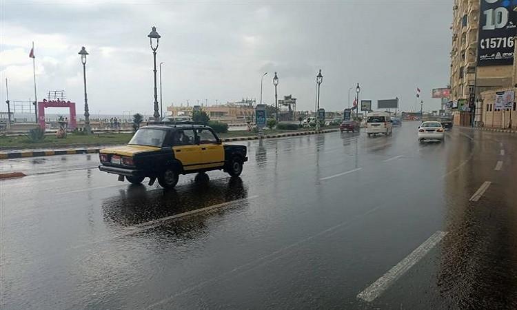 أمطار متوسطة على الإسكندرية مع استمرار حركة الملاحة بالميناء