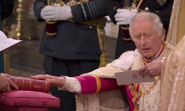 تشارلز الثالث يؤدى القسم ضمن مراسم تتويجه ملكًا لبريطانيا