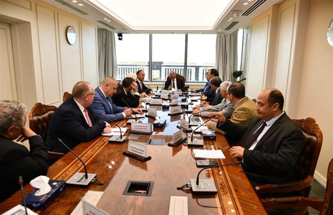 وزير النقل يشرف على انهاء الاتفاق مع سكودا التشيكية لصيانة جرارات الهنشل بالسكة الحديد