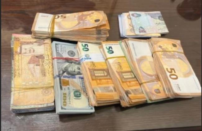 ضبط 3 أشخاص لمحاولتهم تهريب عملات أجنبية بمطار القاهرة