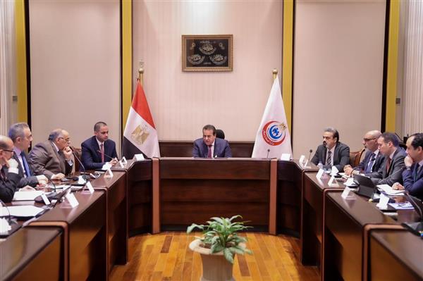وزير الصحة يبحث تفعيل منظومة متكاملة لـ«وحدات الرعاية المتوسطة» بالمستشفيات