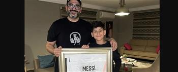   أكرم حسني يحتفل بعيد ميلاد ابنه بتوقيع من ميسي