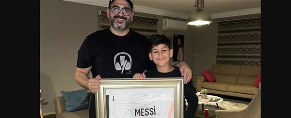 أكرم حسني يحتفل بعيد ميلاد ابنه بتوقيع من ميسي