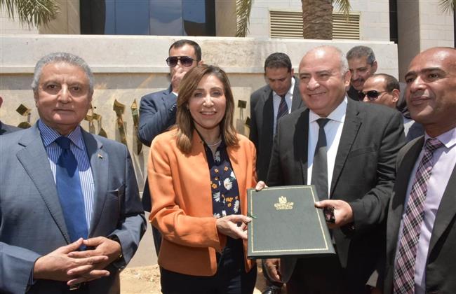 «نيفين» و «الداودي» يدشنان مشروع المكتبات المتنقلة من العاصمة الإدارية الجديدة 