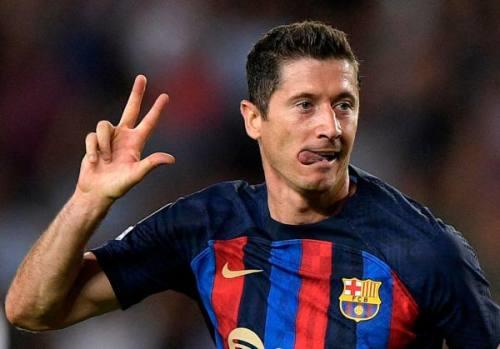ليفاندوفسكي يتوسط لنقل نجم السيتي إلى برشلونة