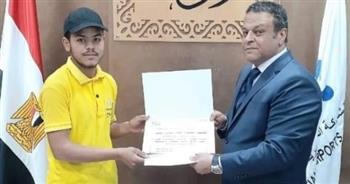 تكريم عامل يعثر على مبالغ مالية ضخمة معدة للتهريب خارج البلاد بمطار سوهاج الدولي