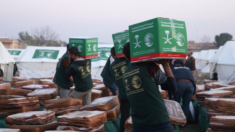 مركز الملك سلمان للإغاثة يواصل توزيع المواد الإغاثية لمتضرري الزلزال بمحافظة حلب