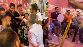 رقص وزغرودة طويلة من والدته.. كهربا للاعبي الأهلي احتفالا بلقب السوبر