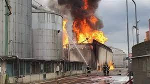 اندلاع حريق ضخم في مصنع للتقطير بمدينة فينزا الإيطالية