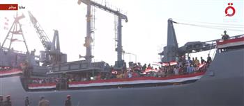  على متن سفينة حربية مصرية.. وصول مصريين وأجانب من السودان إلى ميناء سفاجا