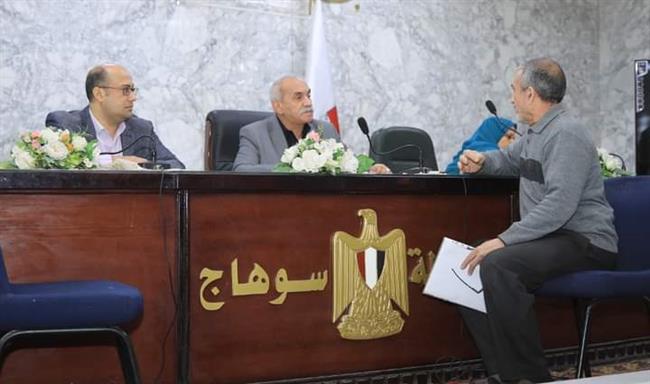 محافظ سوهاج يناقش عددا من شكاوى وطلبات المواطنين 