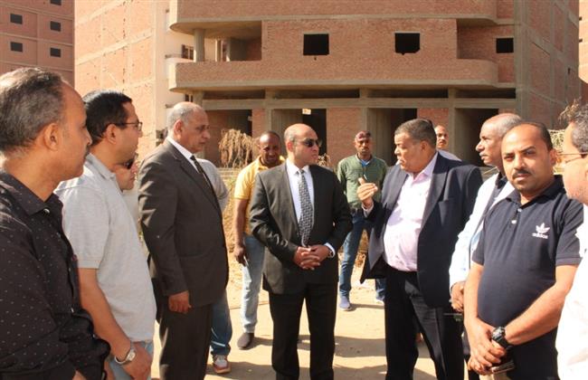 نائب رئيس جامعة أسيوط يجرى جولة تفقدية داخل مزارع الجامعة لمتابعة سير العمل