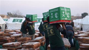   مركز الملك سلمان للإغاثة يواصل توزيع المواد الإغاثية لمتضرري الزلزال بمحافظة حلب