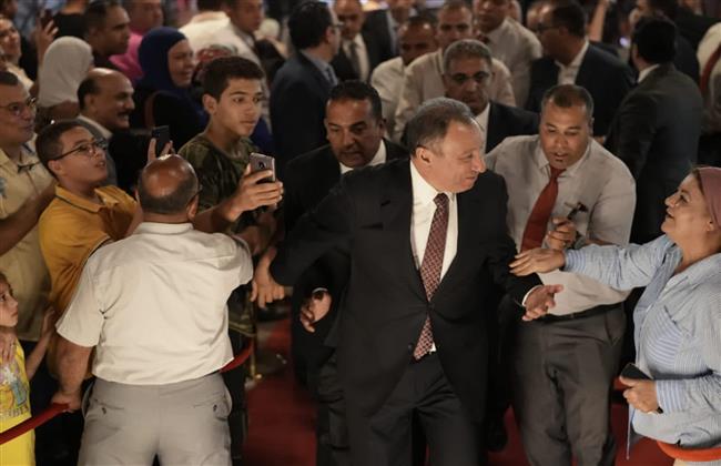 الخطيب يكرم العمال المشاركين في بناء فرع القاهرة الجديدة