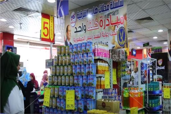 فى يومها الـ274.. إقبال كبير من المواطنين على منافذ "كلنا واحد" 